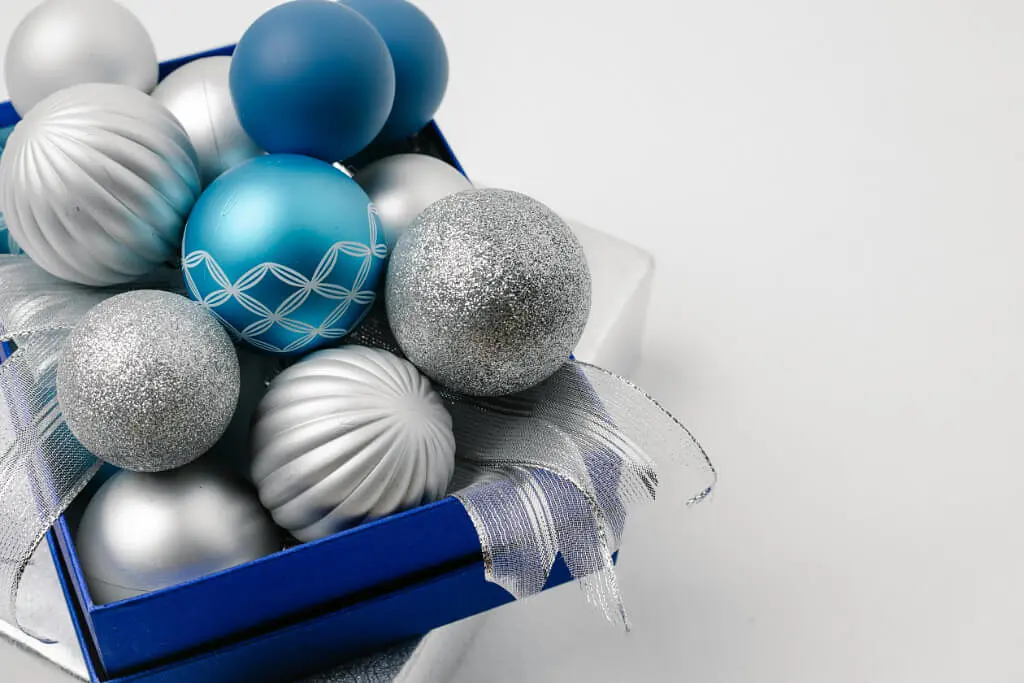 La Historia de las Decoraciones de Temporada y Cómo Guardarlas Correctamente